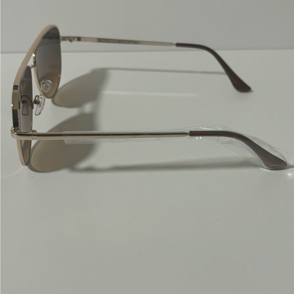Chic Gold Aviator Sunglasses with Dark Lenses - Picture 3 of 4